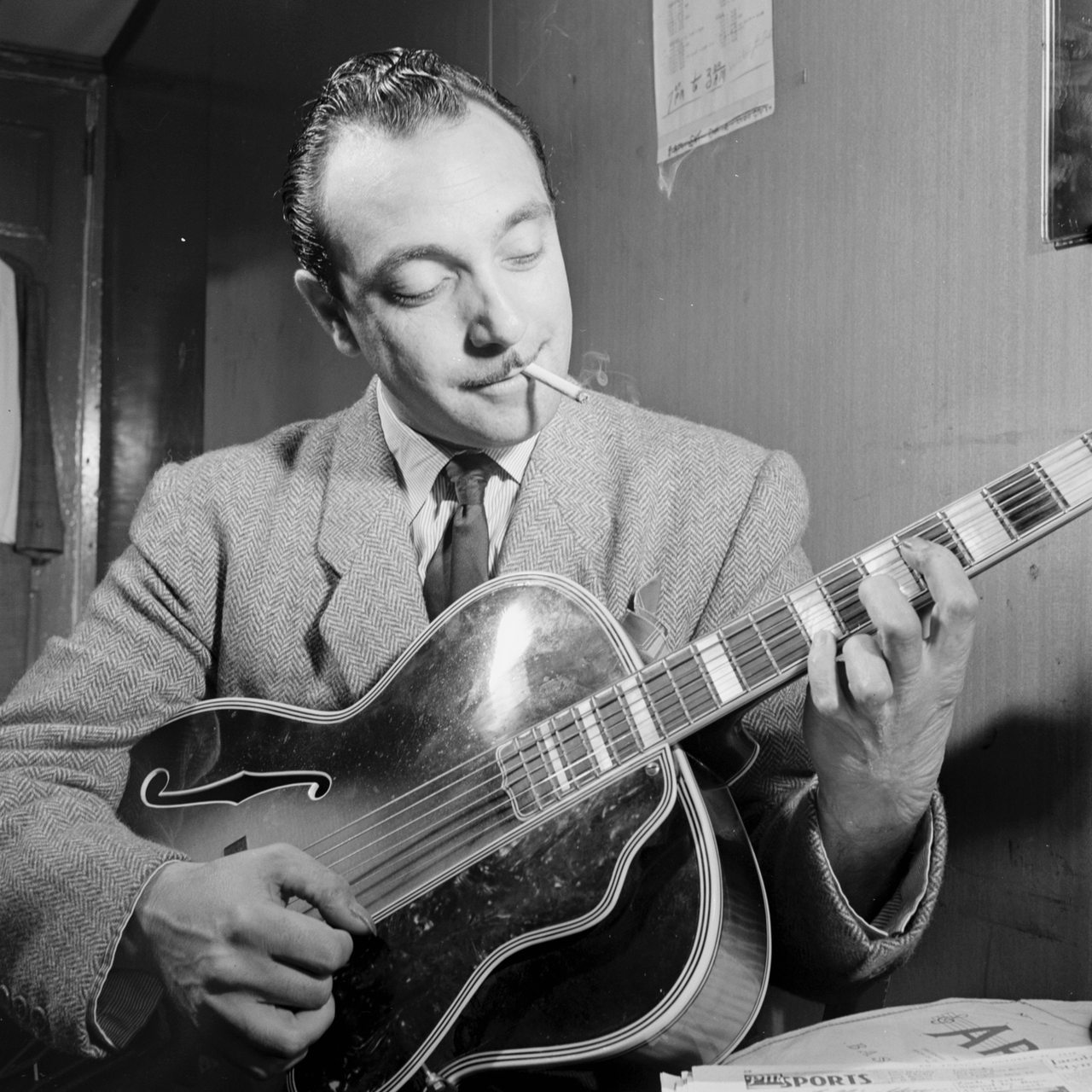 Jazz-Musiker Django Reinhardt spielt 1946 Zigarette rauchend Gitarre (Archivbild)