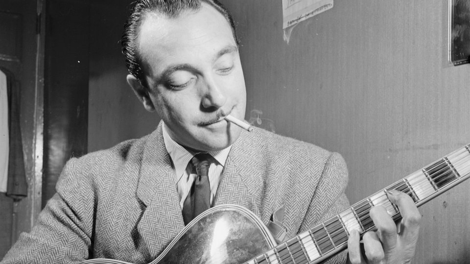 Jazz-Musiker Django Reinhardt spielt 1946 Zigarette rauchend Gitarre (Archivbild)