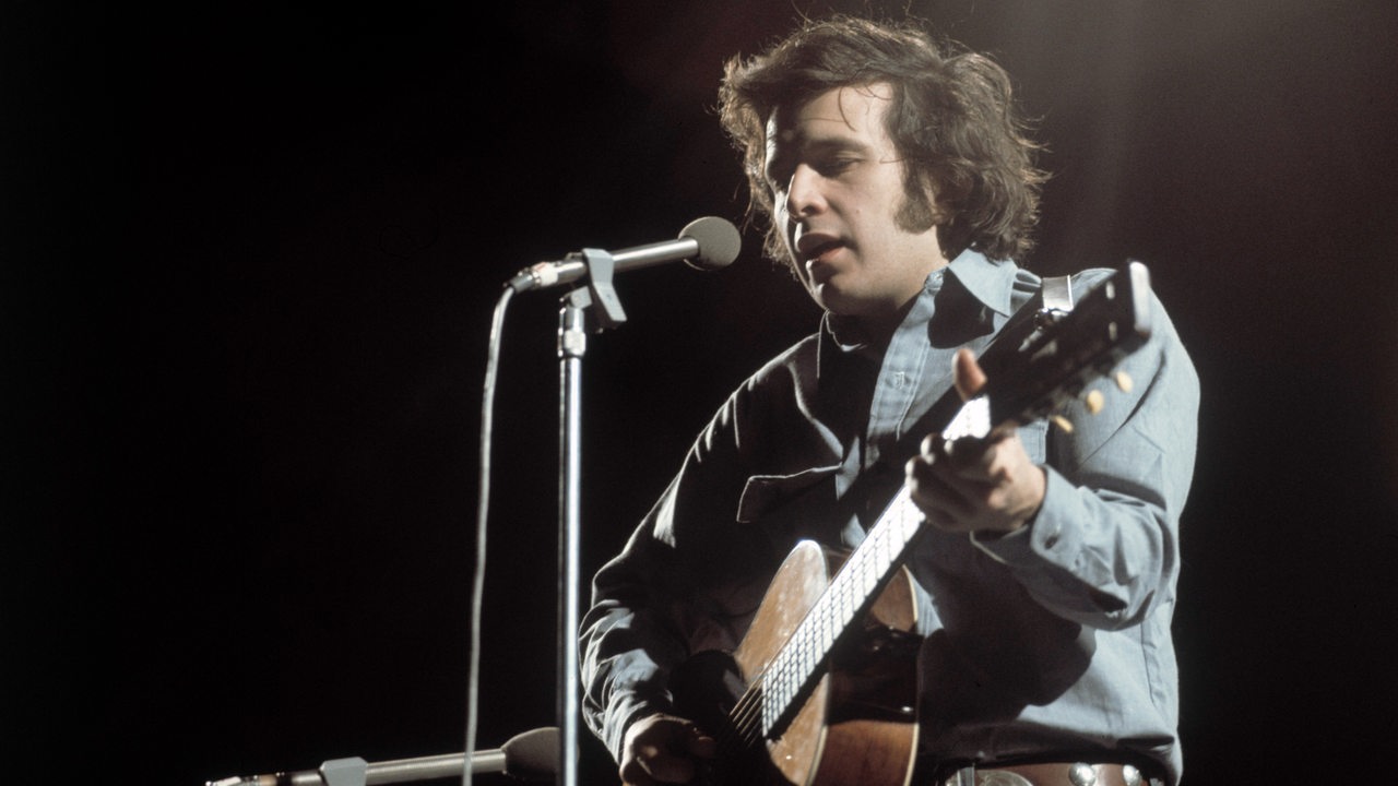 Der Folk-Sänger Don McLean in den 70er Jahren auf der Bühne