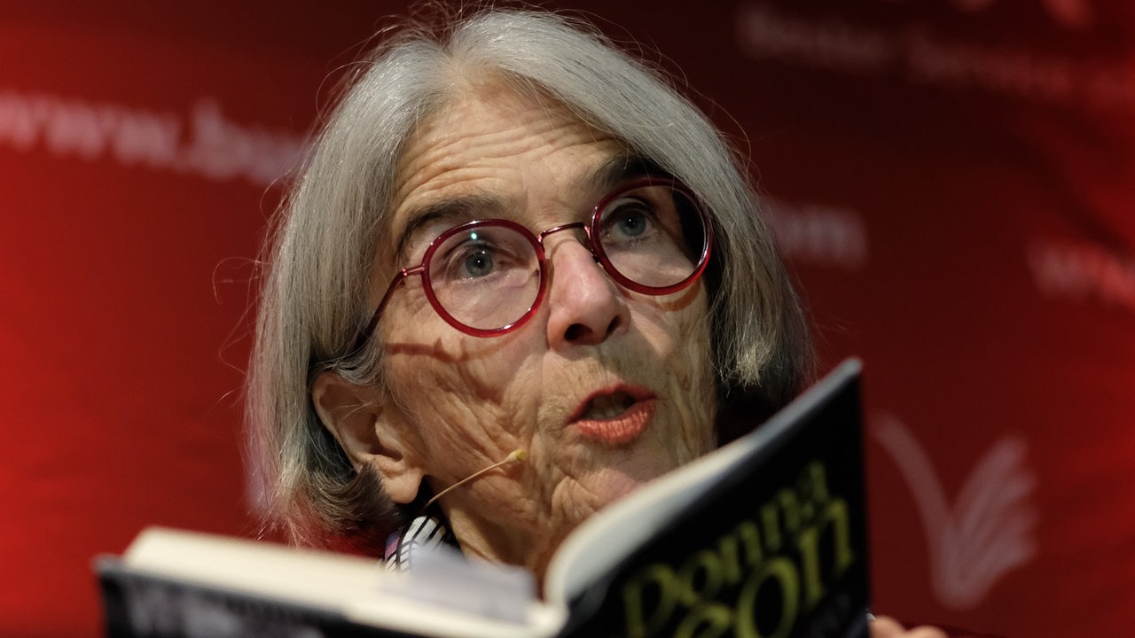 Die Schriftstellerin Donna Leon bei einer Lesung 2019