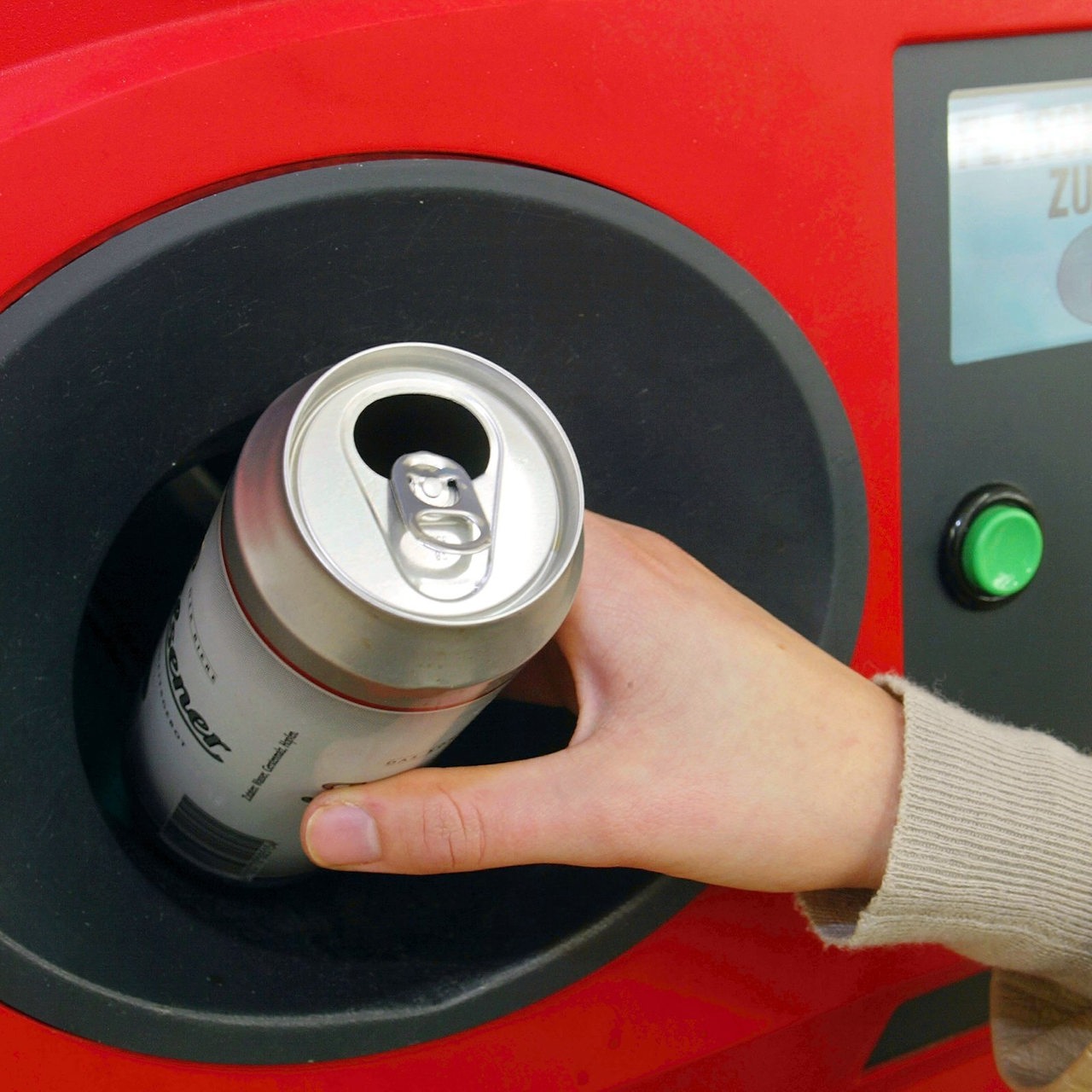 Eine leere Einweg-Getränkedose wird 2003 in einem Düsseldorfer Supermarkt in einen Rücknahmeautomaten gesteckt. (Archivbild)