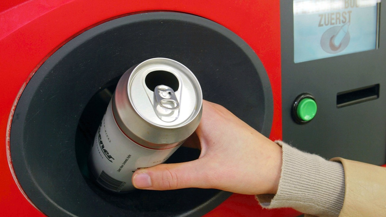 Eine leere Einweg-Getränkedose wird 2003 in einem Düsseldorfer Supermarkt in einen Rücknahmeautomaten gesteckt. (Archivbild)