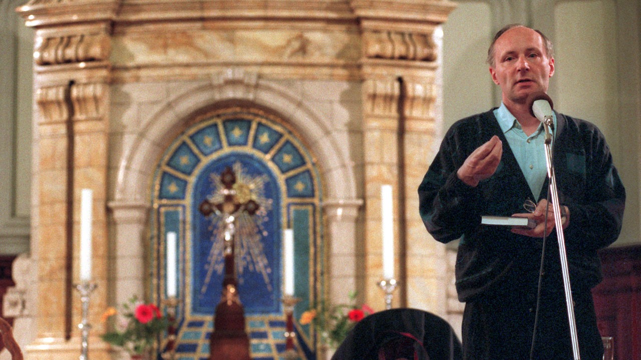 Eugen Drewermann referiert 1993 in der Michaeliskirche in Leipzig (Archivfoto)