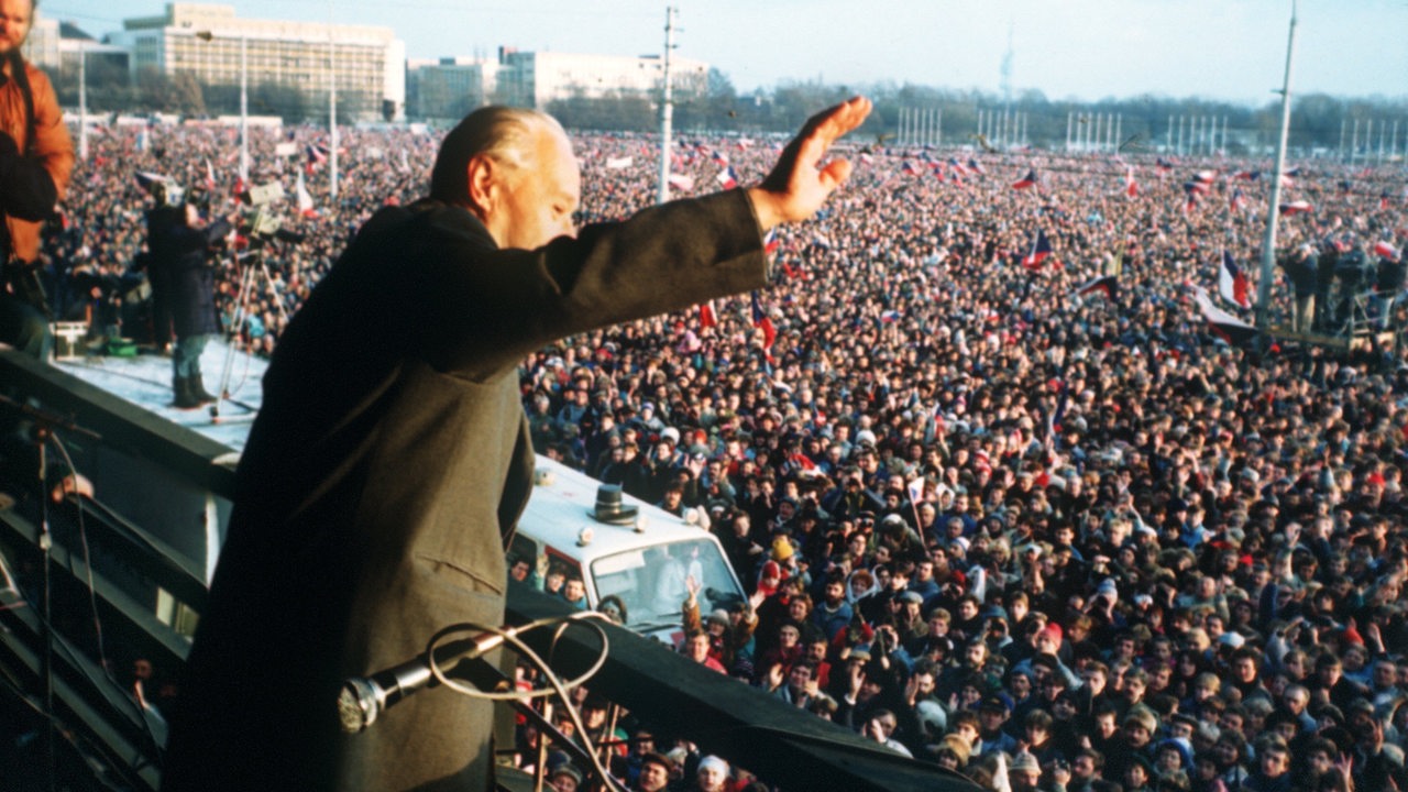 Alexander Dubcek, ehemaliger Erster Sekretär des ZK der KPC (während des Prager Frühlings), winkt am 25.11.1989, bei einer Rede vor einer Protestveranstaltung in Prag für Demokratie und freie Wahlen den Menschenmassen zu.