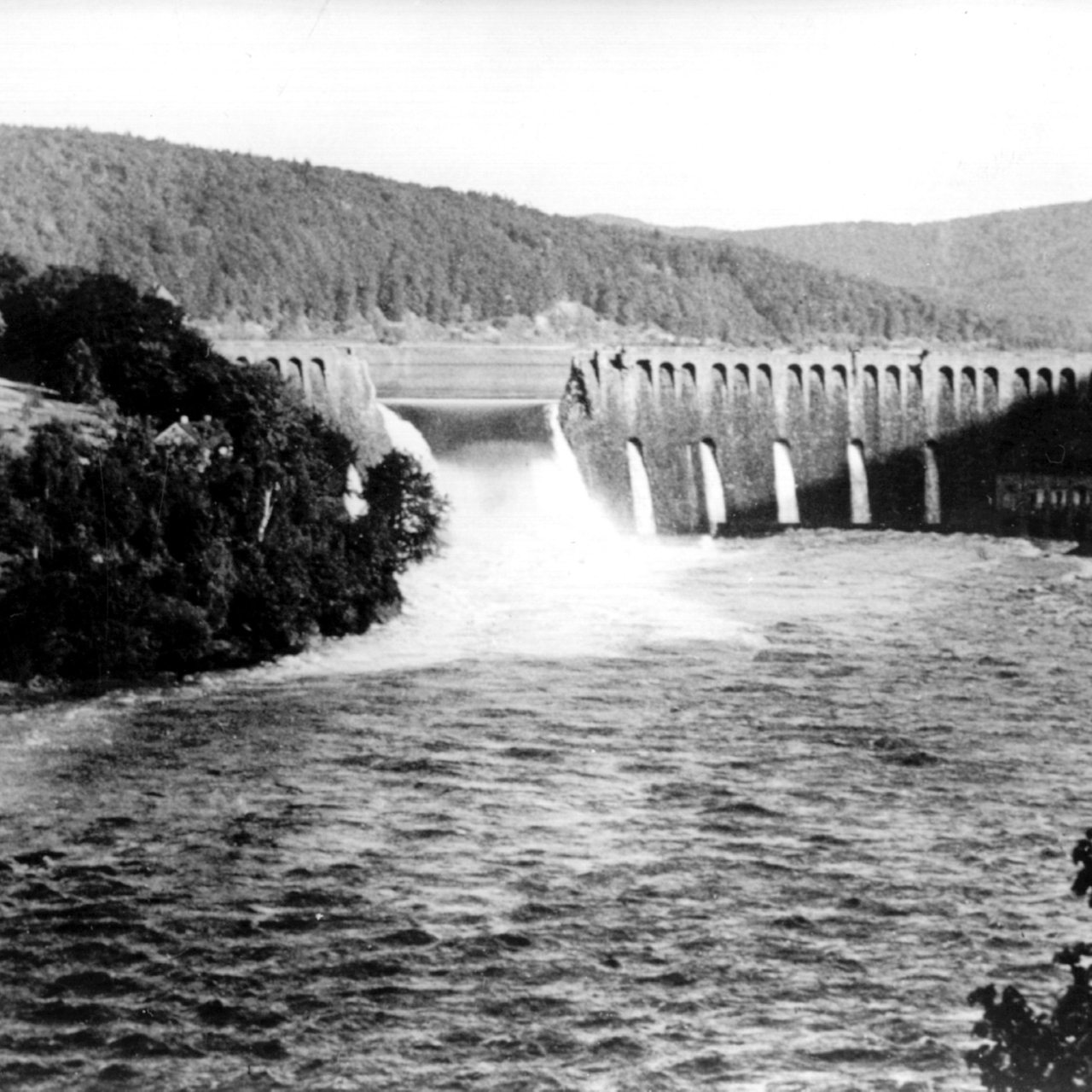 Blick auf die Staumauer der zerbombten Edertalsperre. Am 17. Mai 1943 wurden die Staumauern der Eder- und Möhnetalsperren durch Bomben der britischen Luftstreitkräfte zerstört.