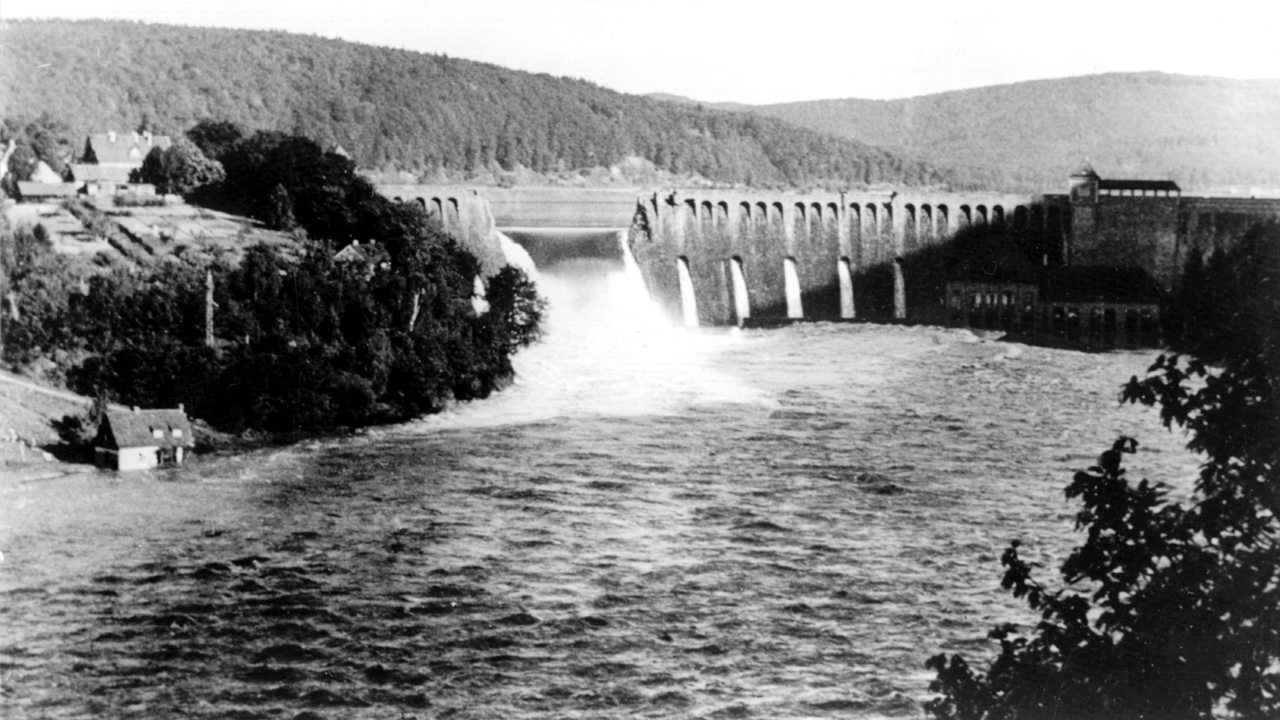 Blick auf die Staumauer der zerbombten Edertalsperre. Am 17. Mai 1943 wurden die Staumauern der Eder- und Möhnetalsperren durch Bomben der britischen Luftstreitkräfte zerstört.