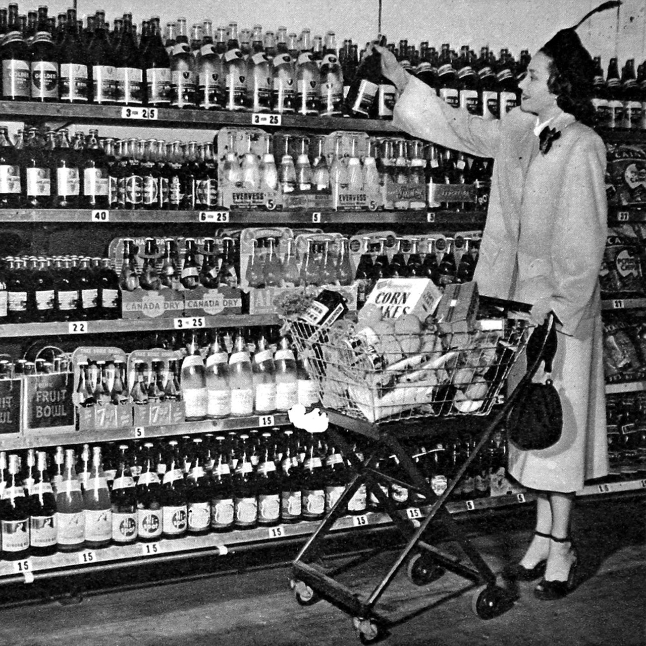 Eine Frau mit einem Einkaufswagen in einem Supermarkt der 40er-Jahre (Archivbild)