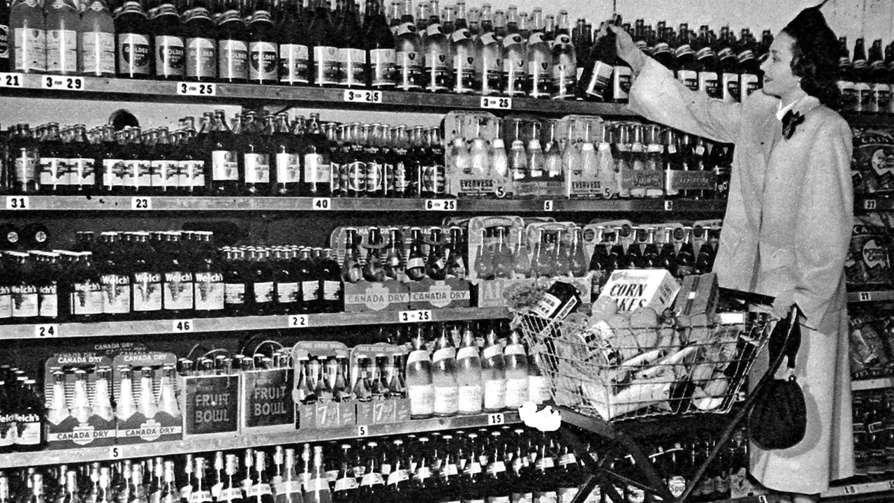 Eine Frau mit einem Einkaufswagen in einem Supermarkt der 40er-Jahre (Archivbild)