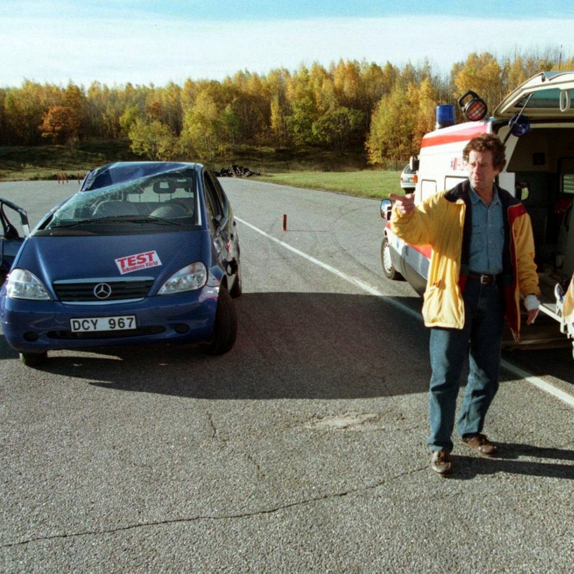 Rettungshelfer geben dem verletzten Testfahrer von Mercerdes am 21.10.1997 bei Stockholm Erste Hilfe. 