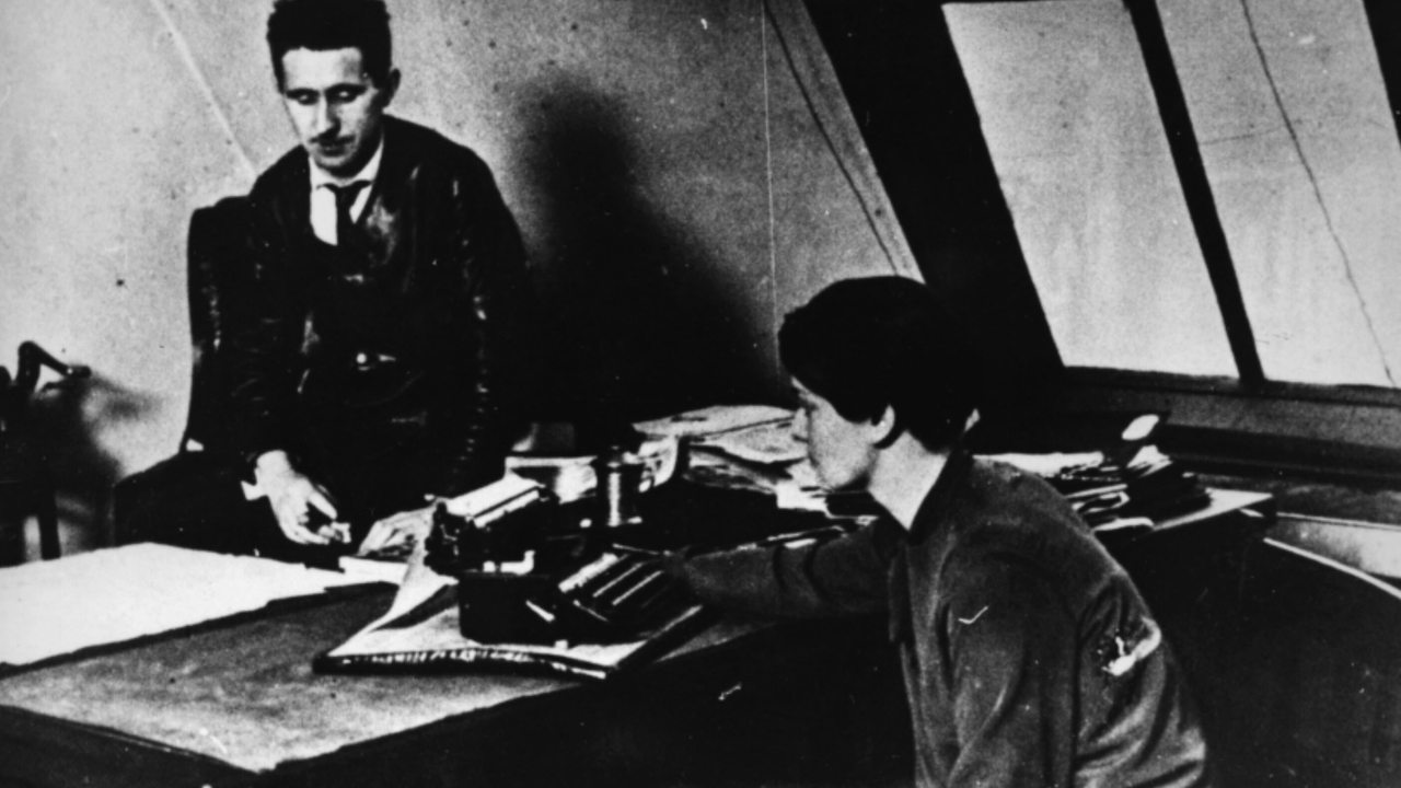 Elisabeth Hauptmann zusammen mit Bert Brecht in seiner Atelierwohnung in Berlin