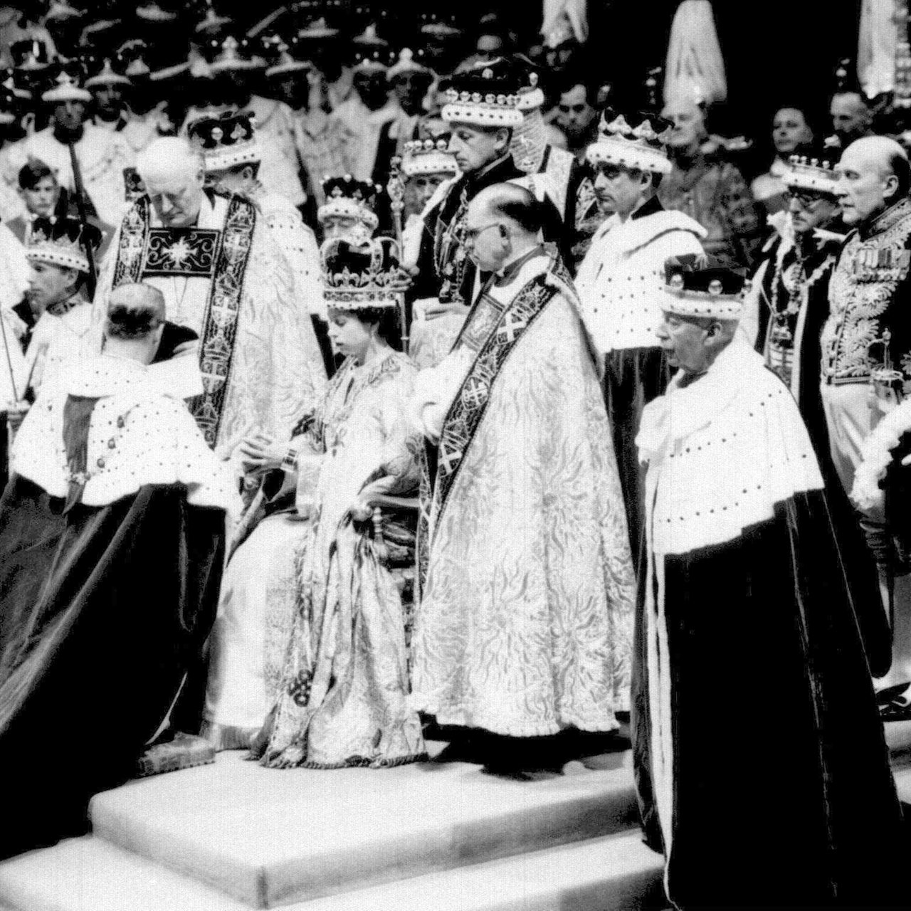 Prinzessin Elizabeth wird am 2.6. 1953 in der Westminster Abbey Londons zur Königin Elizabeth II. von Großbritannien gekrönt.