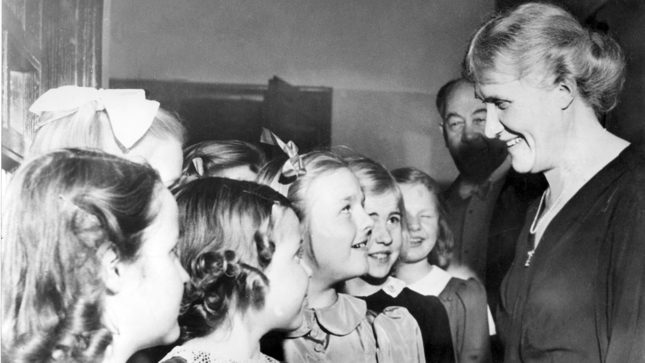 Elsa Brändström, hier bei einem Besuch des Kinderchors der Stockholmer Volksschulen im Jahr 1945,
