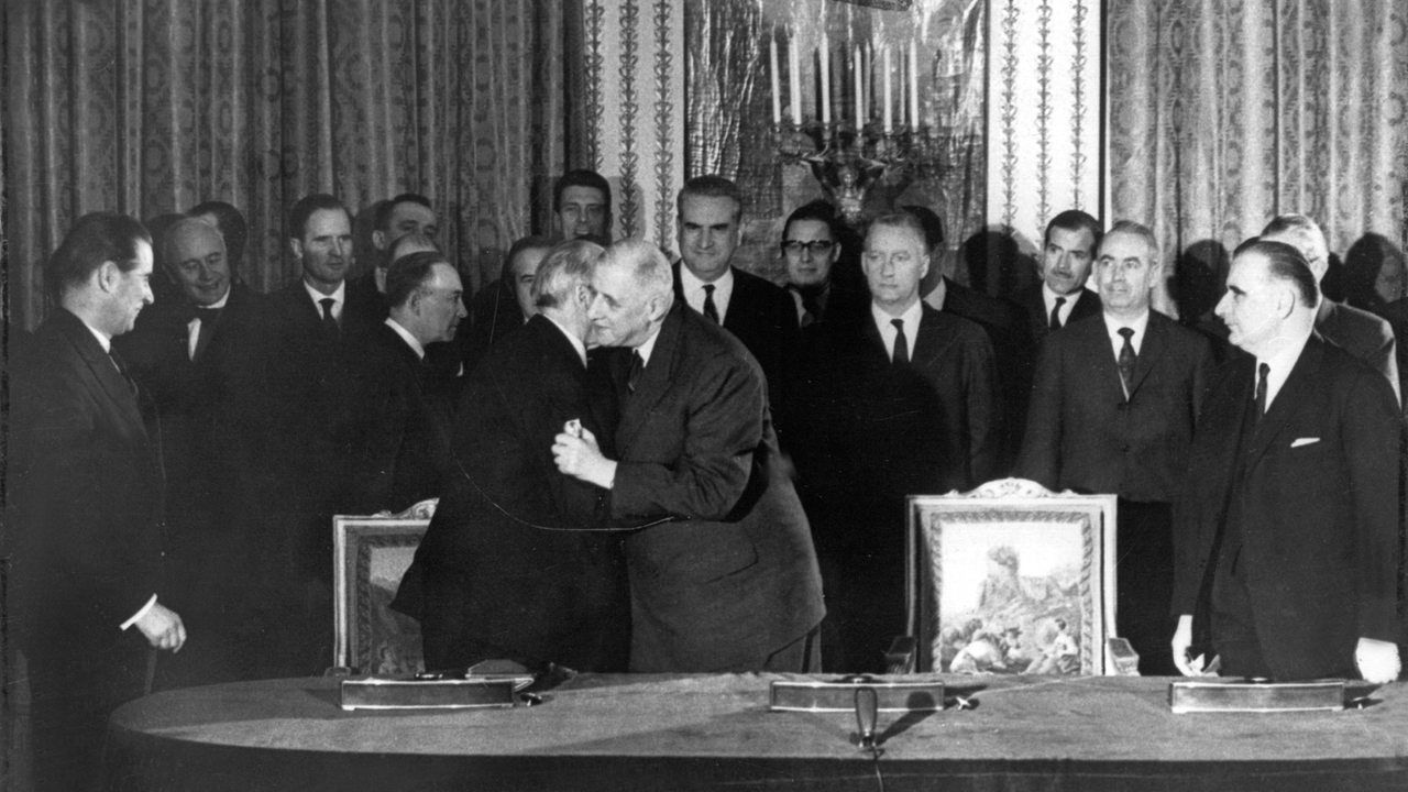 Der französische Staatspräsident Charles de Gaulle (r) und der deutsche Bundeskanzler Konrad Adenauer (l) umarmen sich nach der Unterzeichnung des deutsch-französischen Freundschaftsvertrages in Paris am 22. Januar 1963.