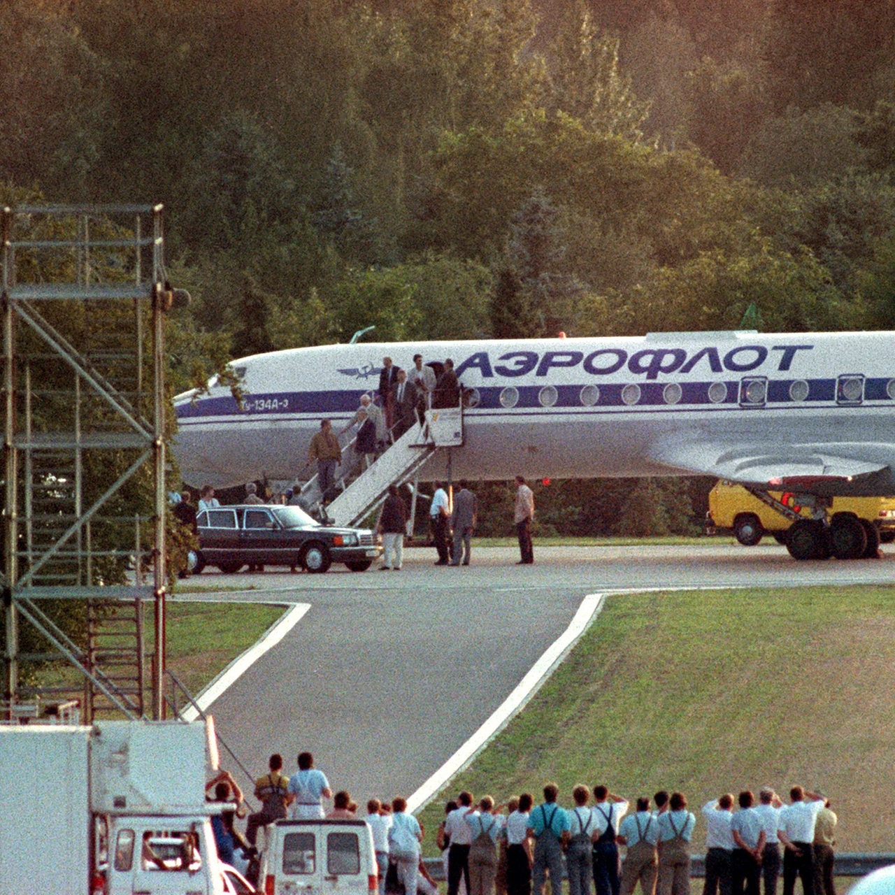 Erich Honecker (2. v. unten auf der Gangway) bei der Ankunft auf dem Berliner Flughafen Tegel am 27. Juli 1992 (Archivbild)