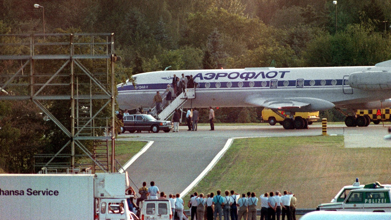 Erich Honecker (2. v. unten auf der Gangway) bei der Ankunft auf dem Berliner Flughafen Tegel am 27. Juli 1992 (Archivbild)