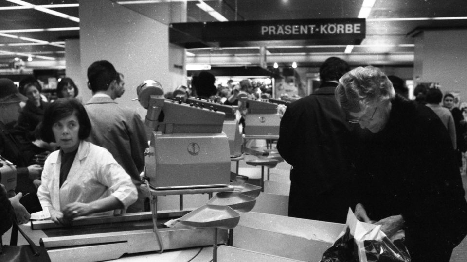 Einkaufen im Supermarkt 1965 in Bochum