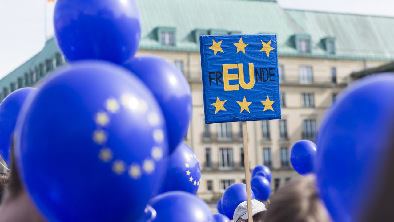 Luftballons mit EU Sternen und ein Transparant, mit FREUNDE (EU hervorgehoben) in Berlin 2017