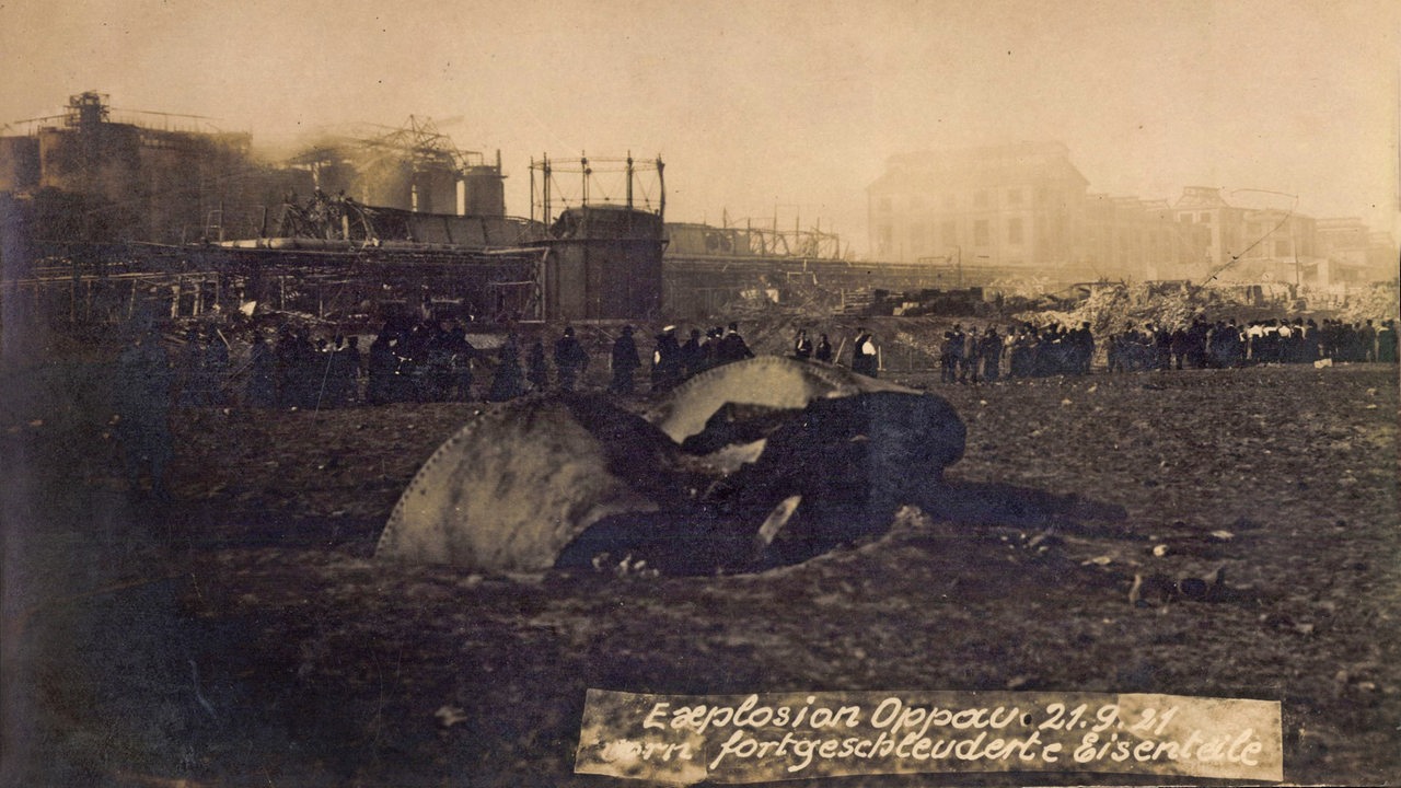 Historische Fotografie der Explosion der Chemiefabrik von BASF in Oppau am 21.09.1921