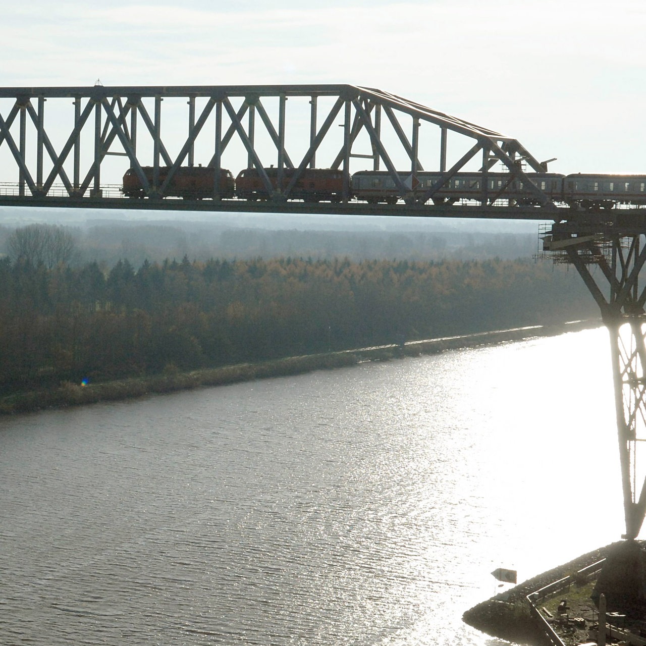 Ein Zug fährt über die Eisenbahnbrücke Hochdonn (Kreis Dithmarschen)