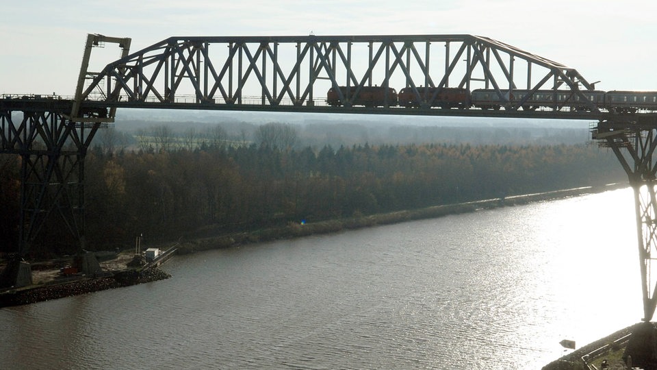 Ein Zug fährt über die Eisenbahnbrücke Hochdonn (Kreis Dithmarschen)