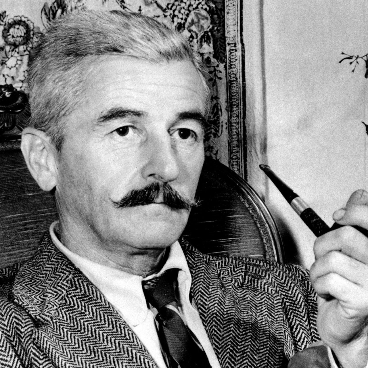 William Faulkner mit Pfeife in seinem Zuhause in Rowan Oaks 1950