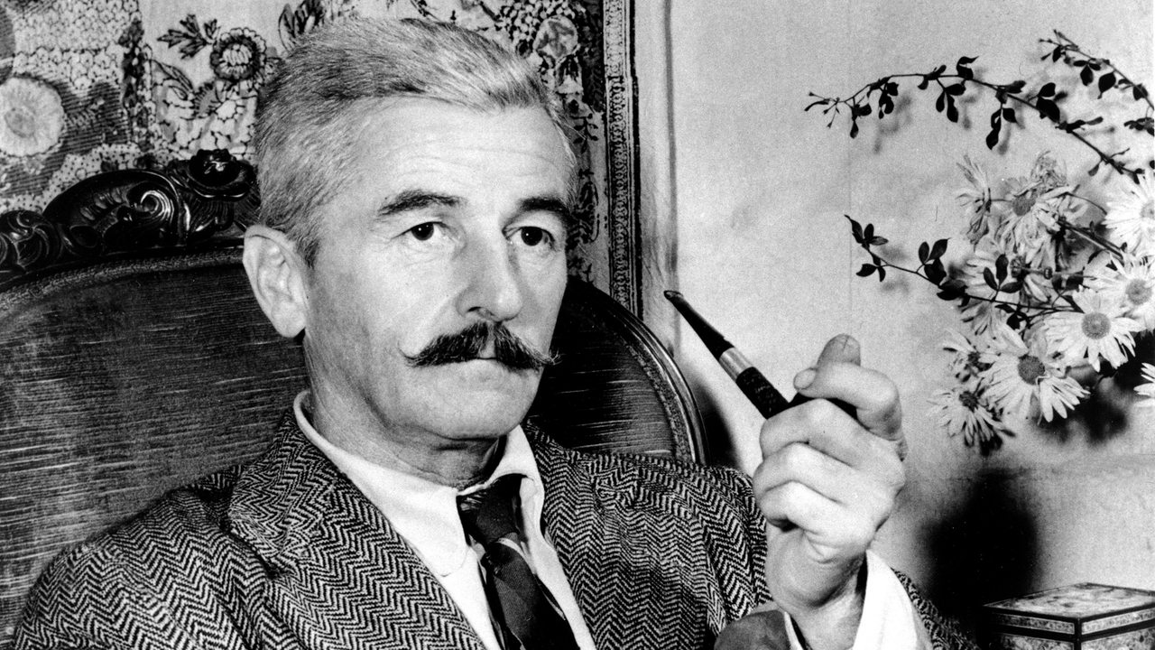 William Faulkner mit Pfeife in seinem Zuhause in Rowan Oaks 1950