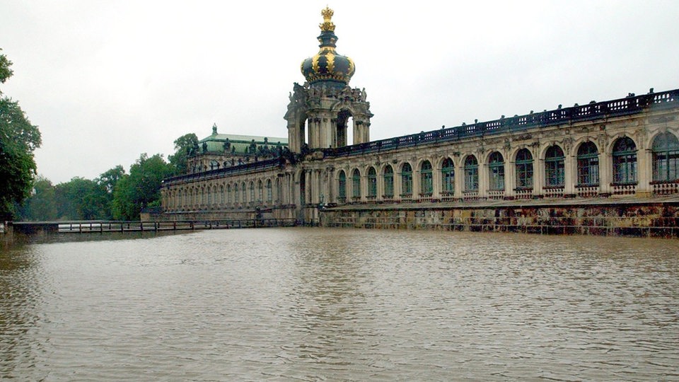 Das Archivbild vom 13.08.2002 zeigt den Dresdner Zwinger mit dem Kronentor, als die Fluten der Weißeritz die Dresdner Innenstadt überfluteten.