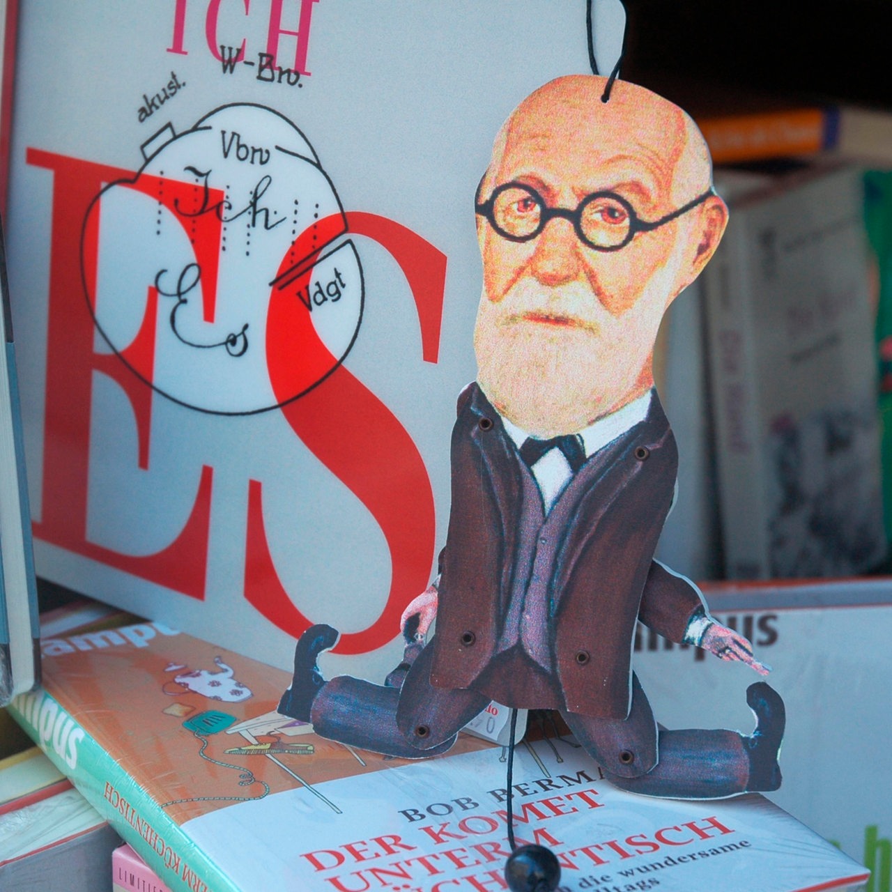 Sigmund Freud als Hampelmann in der Auslage eines Wiener Buchgeschäftes, dahinter sein Buch "Das Ich und das Es"