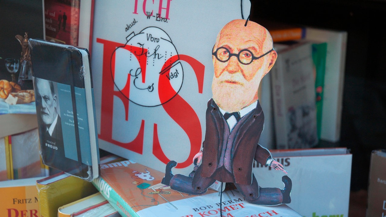 Sigmund Freud als Hampelmann in der Auslage eines Wiener Buchgeschäftes, dahinter sein Buch "Das Ich und das Es"