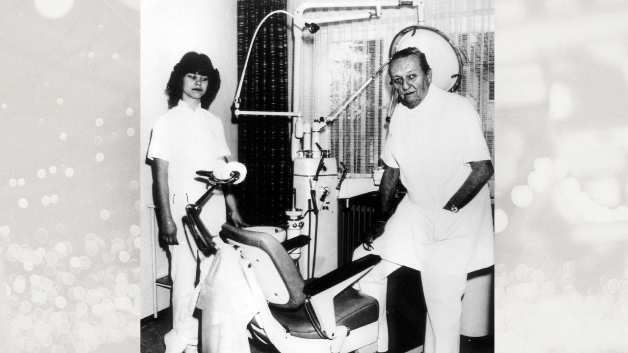 Die Zahnarzthelferin Claudia Judenmann und der Zahnarzt Kurt Bachseitz am 26. Februar 1982 in der Praxis in Neutraubling bei Regensburg.