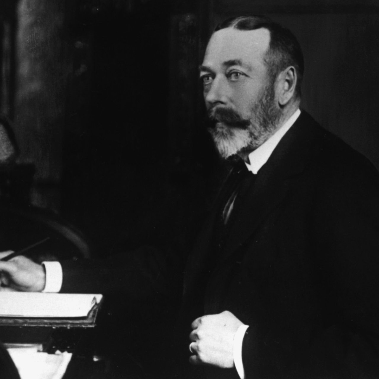 Georg V. von England um 1920 an seinem Schreibtisch (Archivbild)