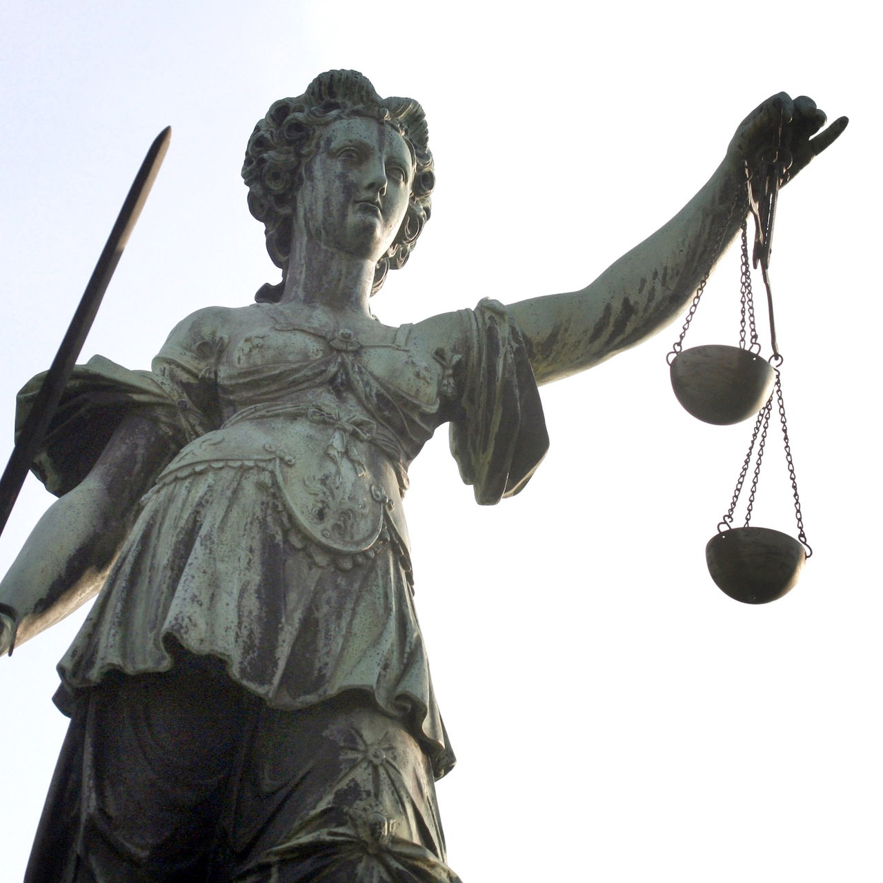 Die Statue der Justitia mit Waage und Schwert