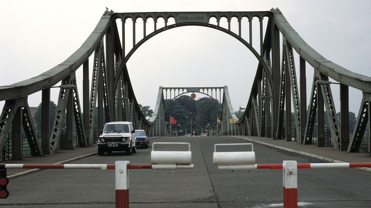 Glienicker Bruecke zwischen Berlin und Potsdam, Brandenburg, geschlossene Schranke, Grenze zwischen Bundesrepublik Deutschland und Deutsche Demokratische Republik,