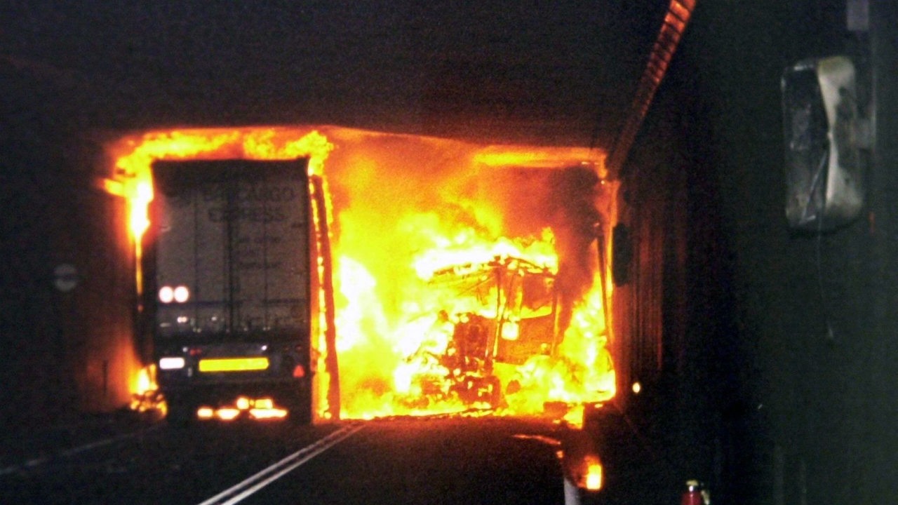 Das Foto des Schweizer Polizei vom 24.10.2001 zeigt lodernde Flammen im Gotthard-Tunnel bei Ariolo (Schweiz), kurz nachdem in der Röhre zwei Lastwagen zusammengestoßen waren. 