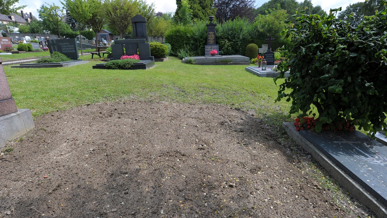 Die Stelle, an der sich bisher das Grab von Rudolf Heß (1894-1987) auf dem Friedhof in Wunsiedel (Oberfranken) befand, ist mit Erde bedeckt (Archivbild)