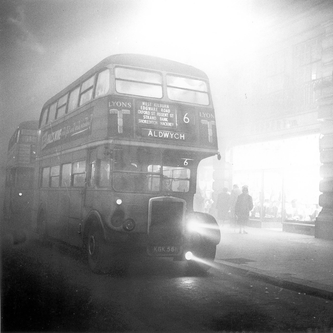 Nebeliges London im Jahre 1952 mit Doppeldeckerbussen (Archivbild)