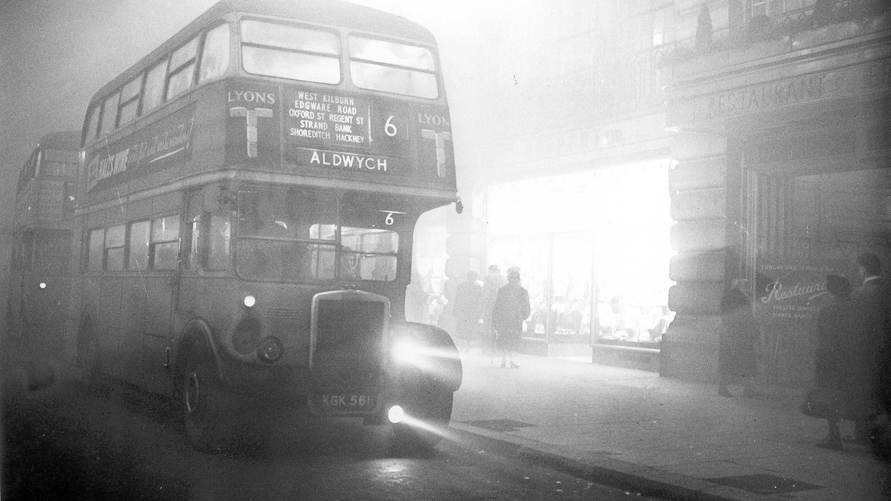 Nebeliges London im Jahre 1952 mit Doppeldeckerbussen (Archivbild)