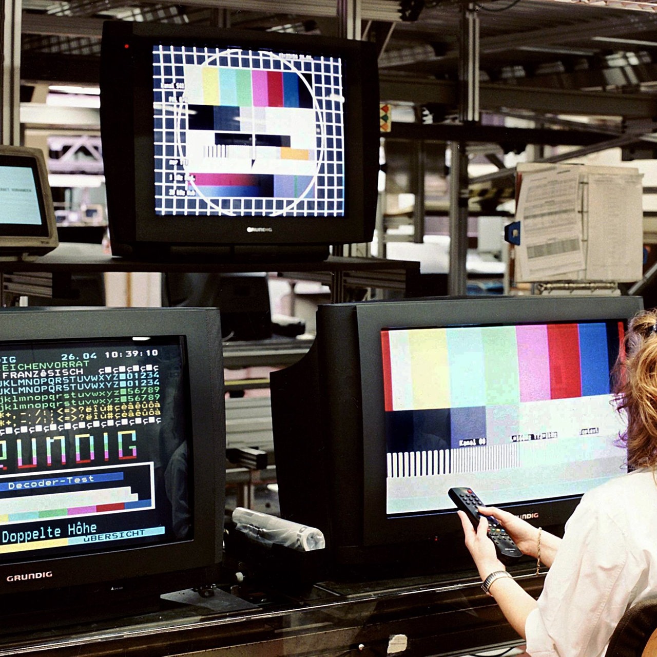 Eine Mitarbeiterin des Elektronikherstellers Grundig im Wiener Werk bei der Endkontrolle von Fernsehgeräten 