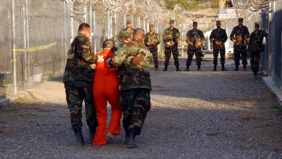 Ein Gefangener wird vom US-Militär in Guantanamo eingeliefert