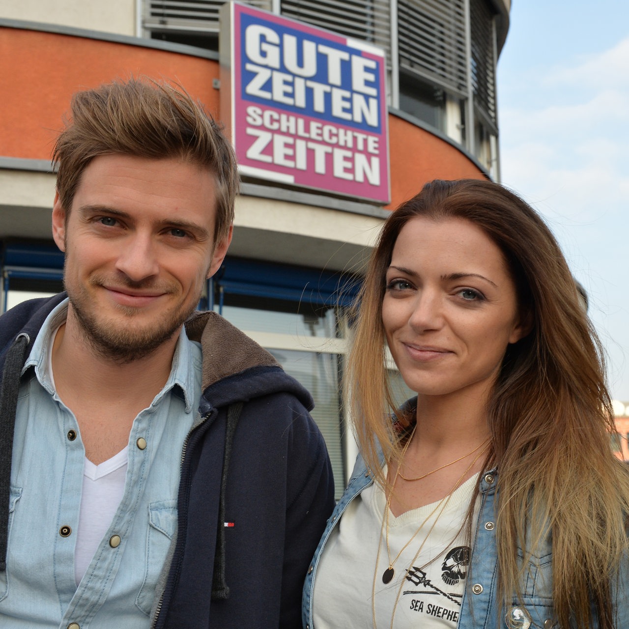 Die Schauspieler Anne Menden und Jörn Schlönvoigt posieren am Rande der GZSZ-Dreharbeiten am 27.11.2014 in Potsdam (Brandenburg) vor den Studios der RTL-Serie "Gute Zeiten schlechte Zeiten".