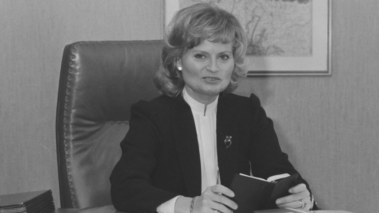 Hannelore Kohl sitzt 1997 an ihrem Schreibtisch (Archivbild)