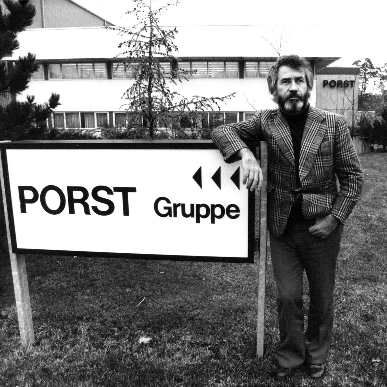 Der deutsche Unternehmer Hannsheinz Porst am Schild der Gruppe Porst. Hannsheinz Porst war lange Jahre Eigentümer der Fotohandelskette Photo Porst.