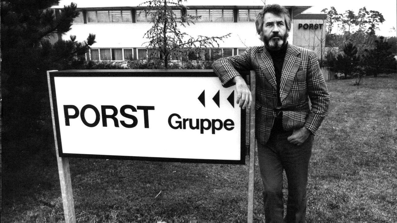 Der deutsche Unternehmer Hannsheinz Porst am Schild der Gruppe Porst. Hannsheinz Porst war lange Jahre Eigentümer der Fotohandelskette Photo Porst.