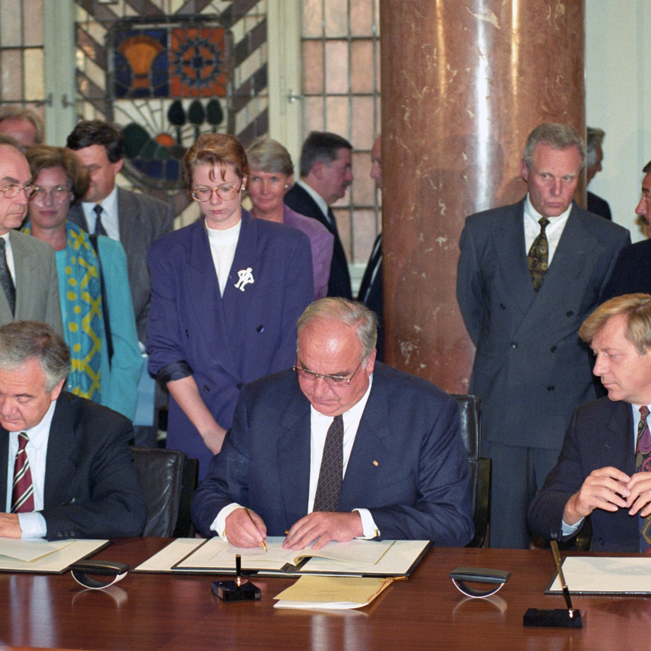 Bundeskanzler Helmut Kohl und die Regierungschefs von Berlin und Brandenburg, Eberhard Diepgen (r) und Manfred Stolpe (l), unterzeichnen am 25.08.1992 im Berliner Roten Rathaus den Hauptstadtvertrag. 