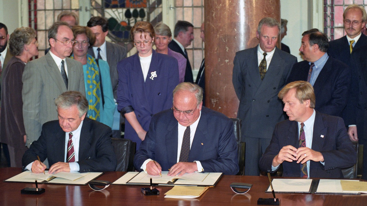 Bundeskanzler Helmut Kohl und die Regierungschefs von Berlin und Brandenburg, Eberhard Diepgen (r) und Manfred Stolpe (l), unterzeichnen am 25.08.1992 im Berliner Roten Rathaus den Hauptstadtvertrag. 