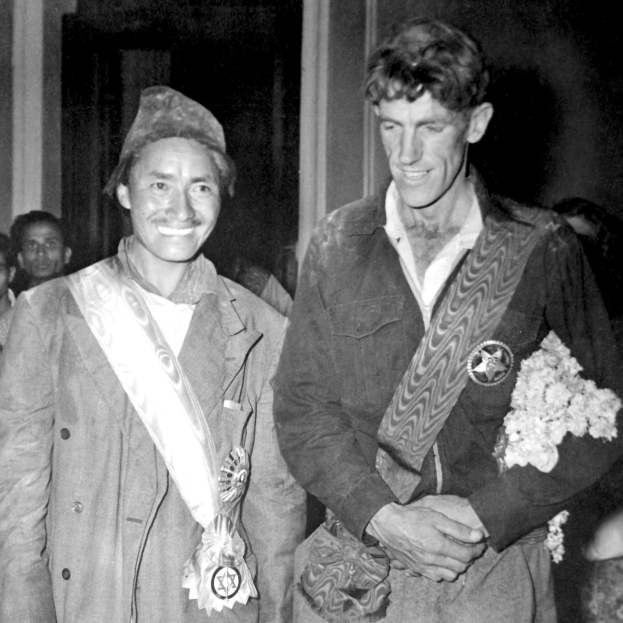 Sir Edmund Hillary und Tenzig Norgay bei einer Verleihung 1953