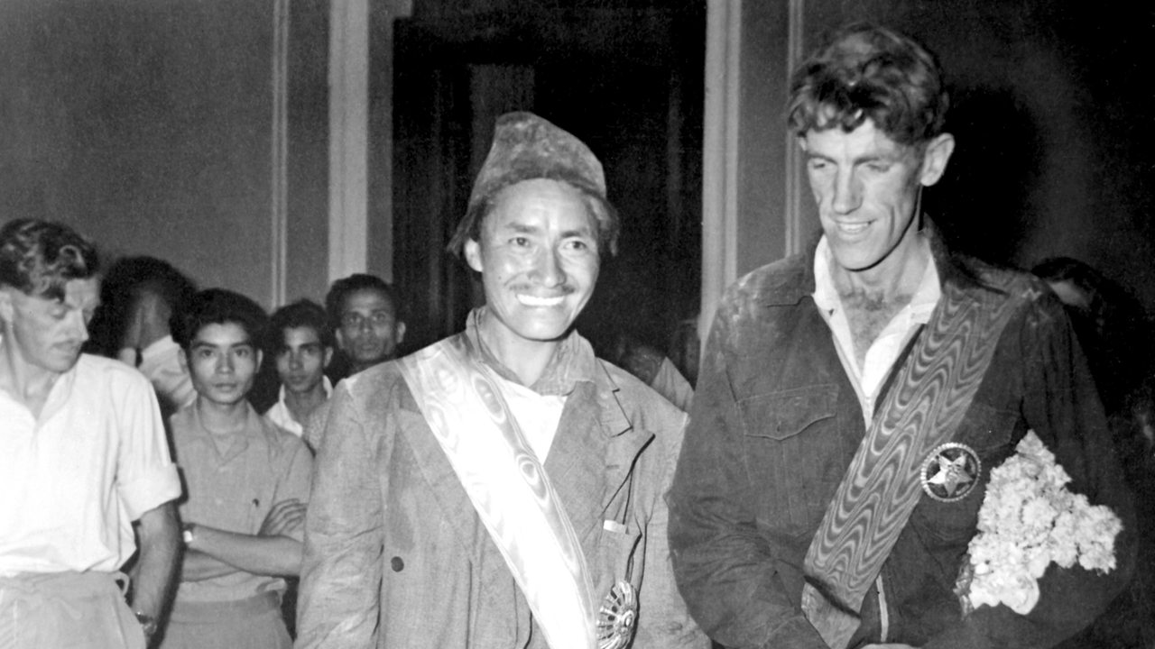 Sir Edmund Hillary und Tenzig Norgay bei einer Verleihung 1953