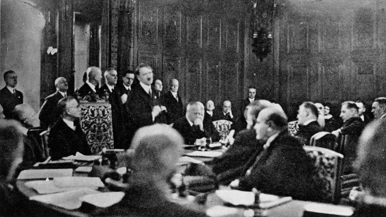 Hitler spricht vor dem Reichsrat während seiner Ernennung zum Reichskanzler am 30.1.1933. 