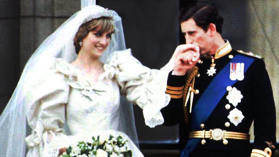 Nach ihrer Trauung gibt Prinz Charles am 29.07.1981 seiner Ehefrau Prinzessin Diana auf dem Balkon des Buckingham Palastes in London einen Handkuss.