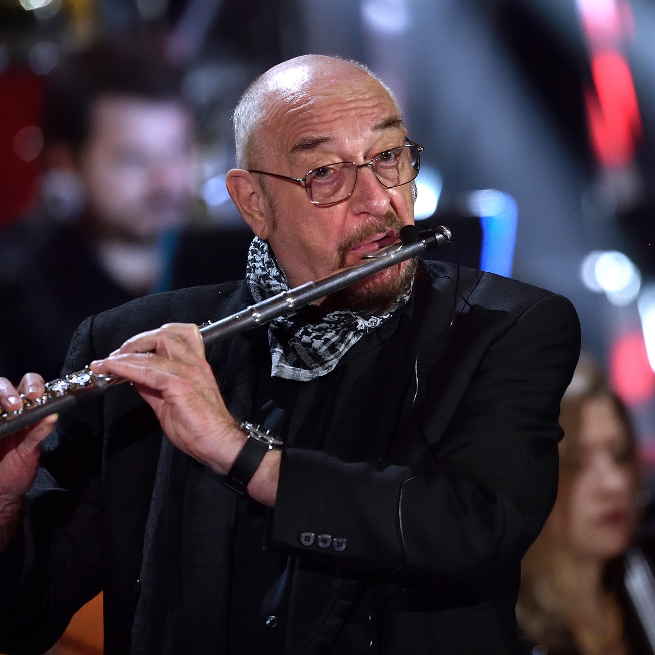 Ian Anderson mit Querflöte auf der Bühne